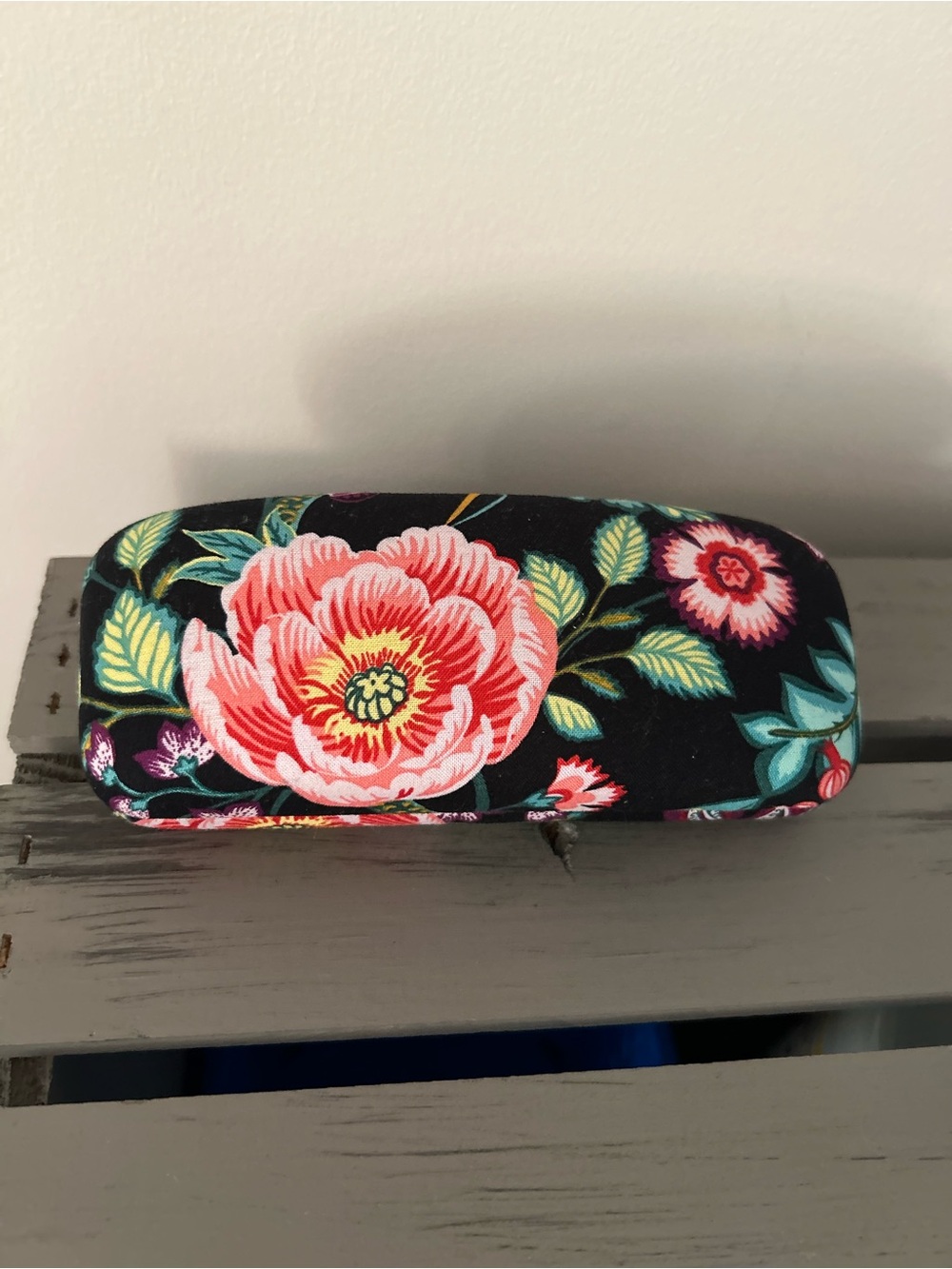 Vera Bradley Hard Clamshell Black Case W/ Vibrant Floral Pattern EUC